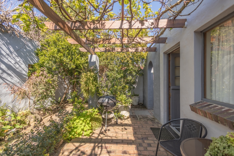 6 Bedroom Property for Sale in Bloubergrant Western Cape